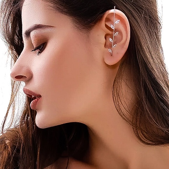 🔵𝟲𝟱%𝗢𝗙𝗙 𝗯𝘂𝗻𝗱𝗹𝗲𝘀 𝟯+🔵 NEW CZ Delicate Floral Ear Hook Crawler Earring - Picture 11 of 17